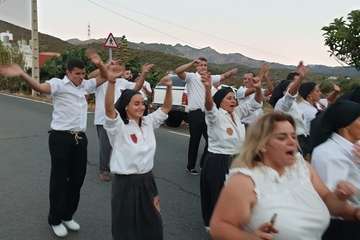 Una diana floreada prepara a Lomo Magullo para la Traída del Agua (Foto Francisco Javier Santana y José Florido)